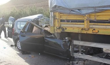 SALİHLİ'DE HAFİF TİCARİ ARACIN TIRA  ARKADAN ÇARPTIĞI KAZADA 4 KİŞİ HAYATINI KAYBETTİ