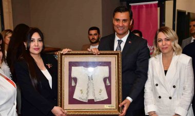 BAŞKAN FERDİ ZEYREK FESTİVAL İÇİN MANİSA'DA BULUNAN YABANCI MİSAFİRLERİ AĞIRLADI.